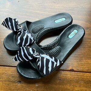 Oka B Sandals Black Flip Flops Sz S